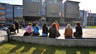 Pred Žilinskou univerzitou bolo rušno. Študenti protestujú proti zrušeniu fakulty